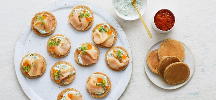 Blinis sarrasin au saumon sauvage, œufs de saumon et crème à l'aneth