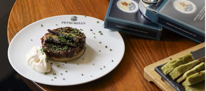 Mini-tatins aux sprats fumés, oignons confits et crème fraîche