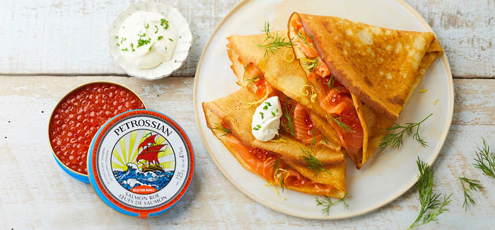 Crêpes à la russe au saumon fumé et œufs de saumon