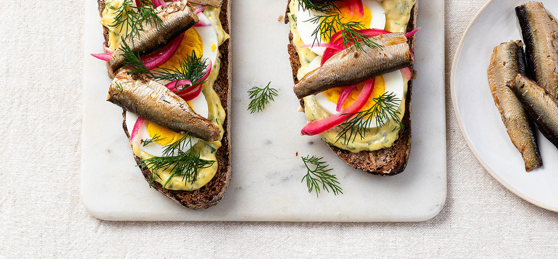 Tartines de sprats fumés et pickles d'oignons rouges