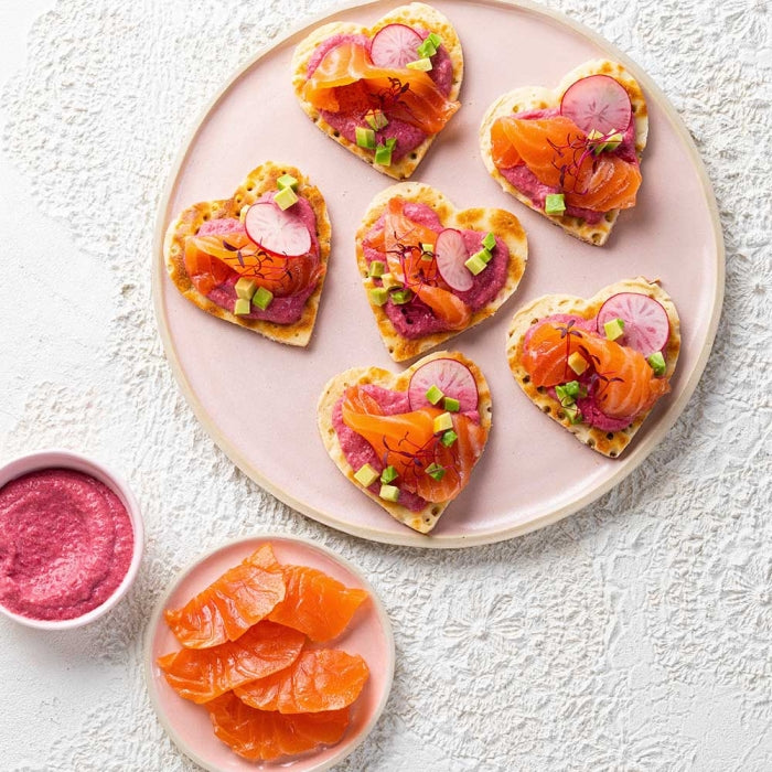 Blinis au houmous de betterave, Coupe du Tsar® et crudités