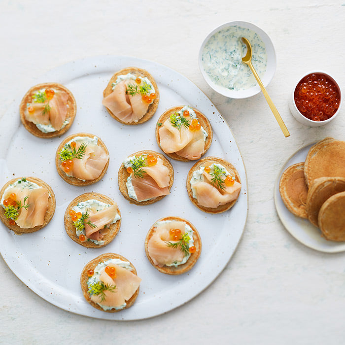 Blinis sarrasin au saumon sauvage, œufs de saumon et crème à l'aneth
