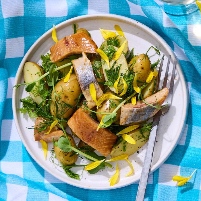 Salade de pommes de terre aux harengs fumés marinés