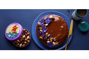 Chocolate Easter cake with tea icing