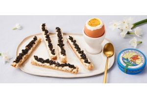 Weichgekochte Eier und Mouillettes mit gepresstem Kaviar 1835