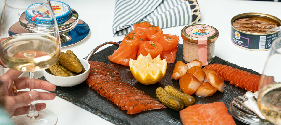 Perfect for an aperitif with friends, family, or colleagues, explore the Petrossian essentials: exceptional products to enjoy as you wish, elevating every shared moment. Tarama, caviar, smoked salmon... Create an unforgettable aperitif.
