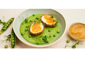Cream of pea soup with breaded eggs and smoked pike roe