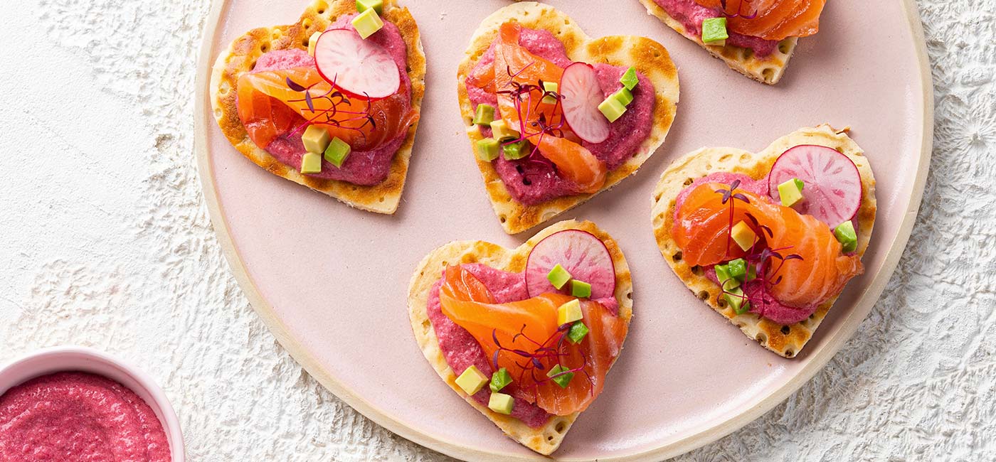 Beetroot hummus blinis, Coupe du Tsar™ and raw vegetables