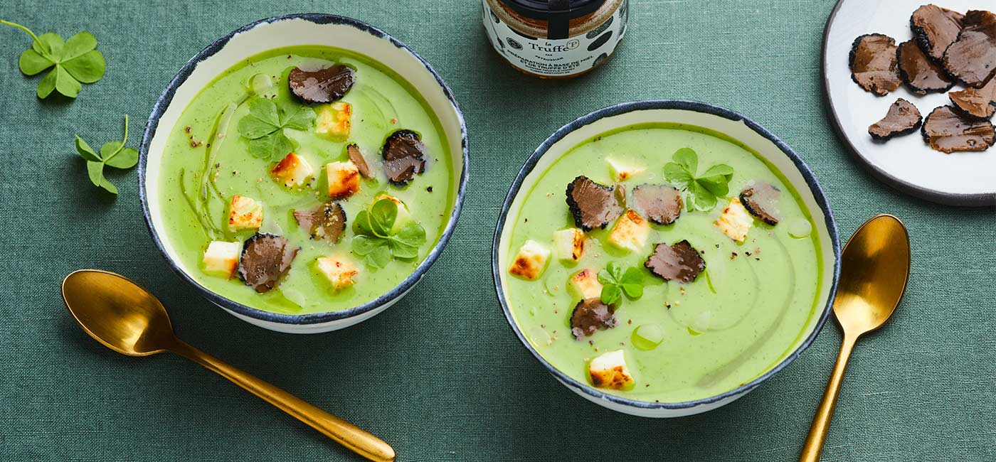 Zucchinicremesuppe, gebratener Feta mit Honig und schwarzen Trüffeln 