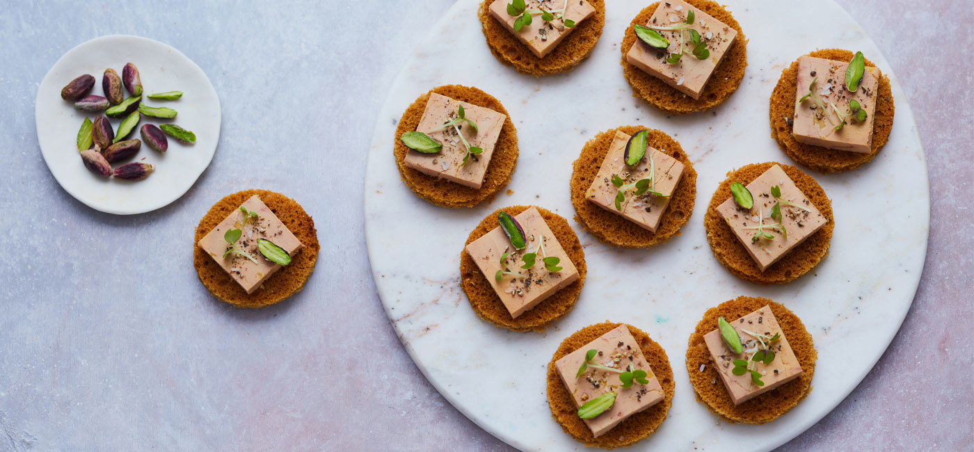 Hapjes van ganzenlever, pistache en peperkoek 