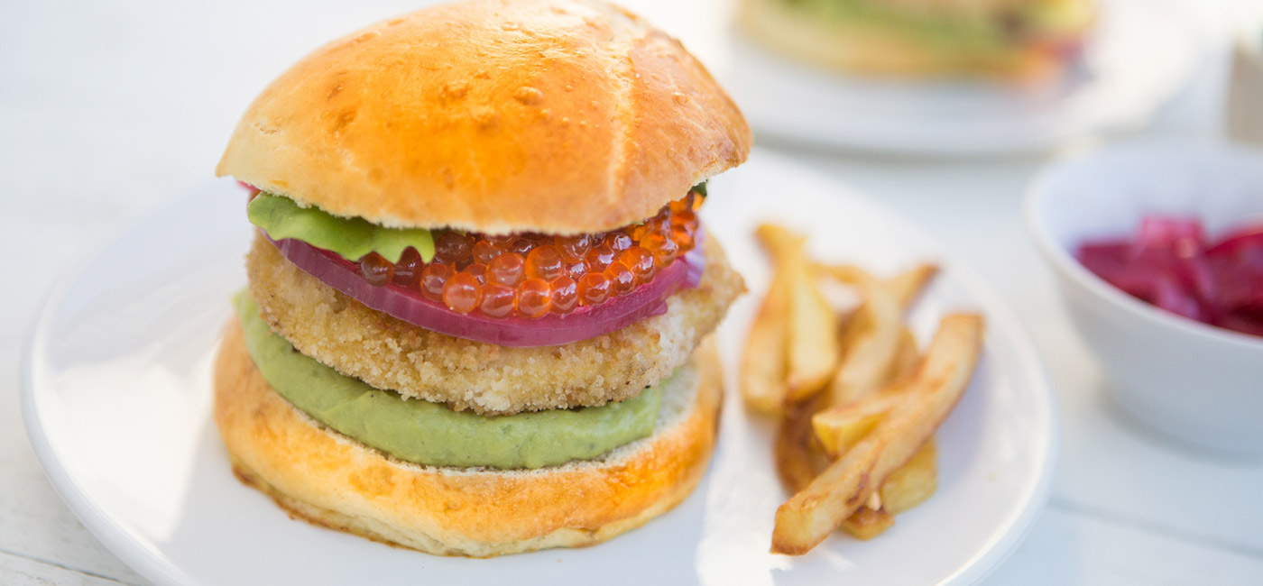 Hamburger con uova di salmone, mozzarella impanata e guacamole