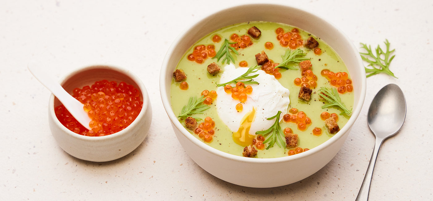 Crema de habas, huevo escalfado y huevas de salmón salvaje