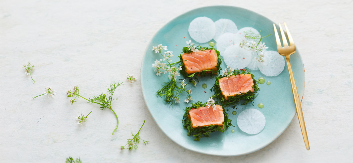 Tataki van gerookte zalm in een kruidig jasje