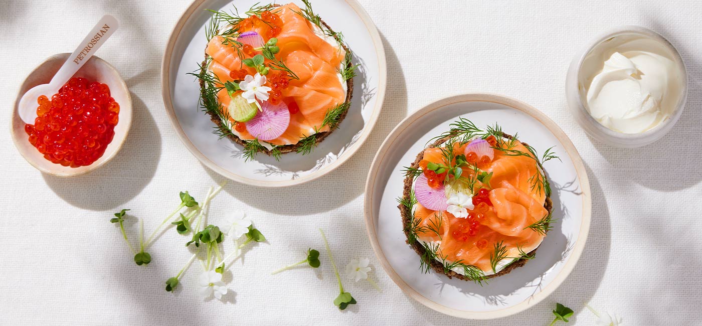 Tartines with smoked salmon and cream cheese